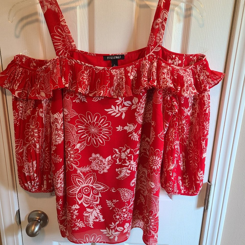 Roz & Ali cold shoulder top